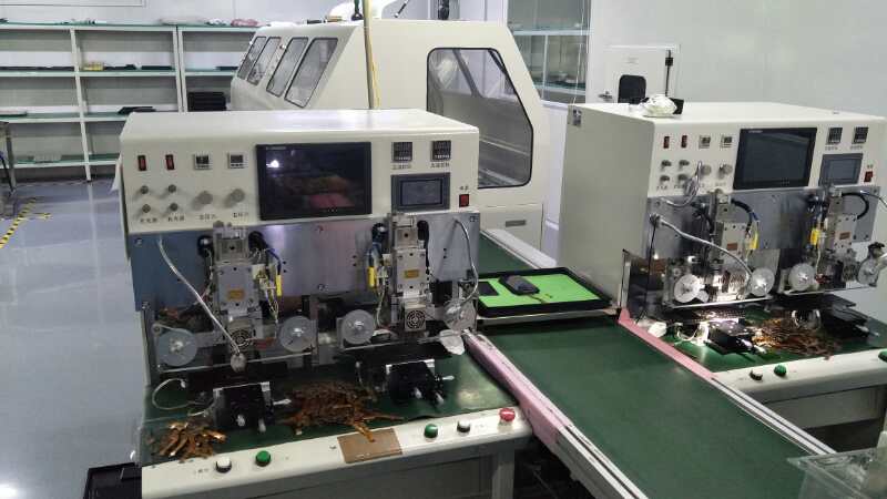 新型军工触摸显示屏设备投产